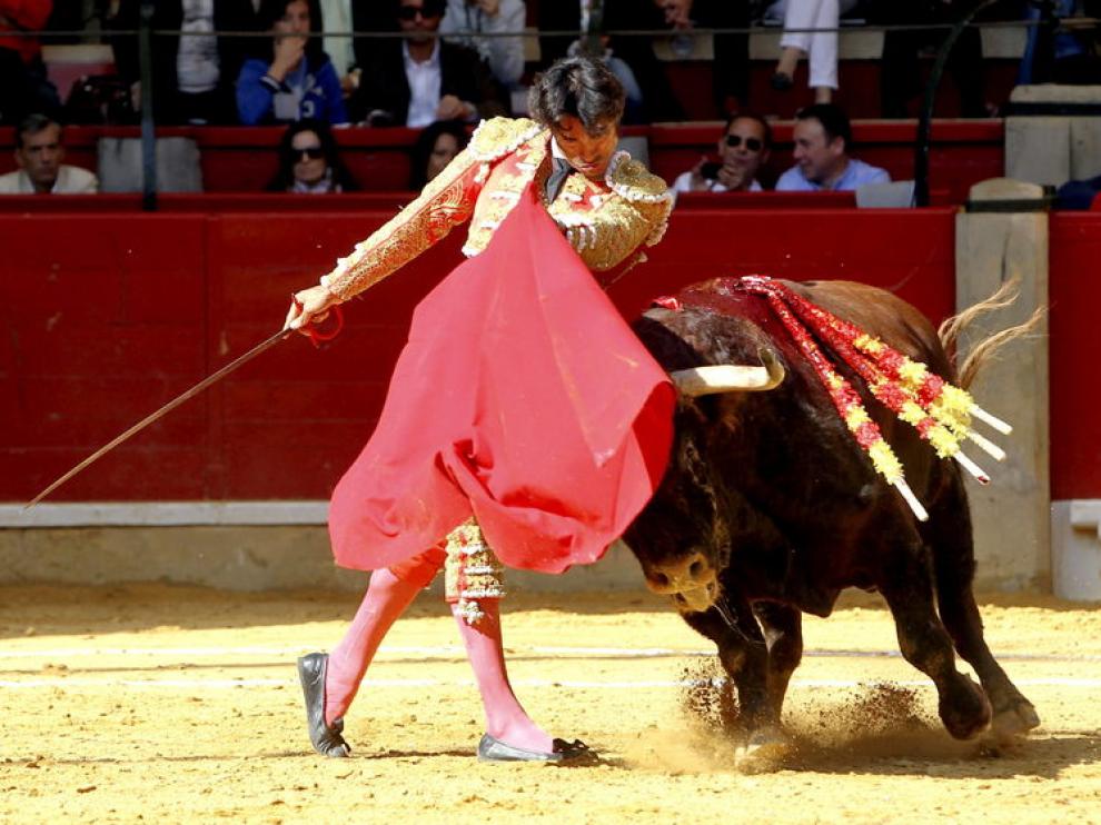 Luis Antonio Gaspar 'Paulita' da un pase de pecho a su segundo toro