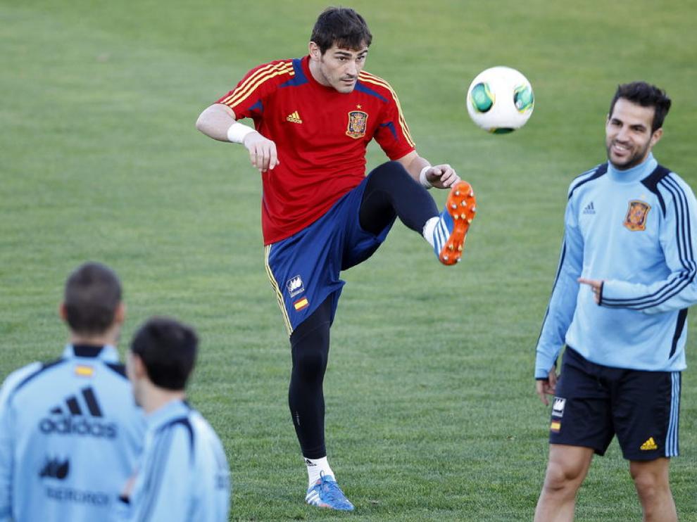 Casillas y Fábregas en el entrenamiento de este domingo