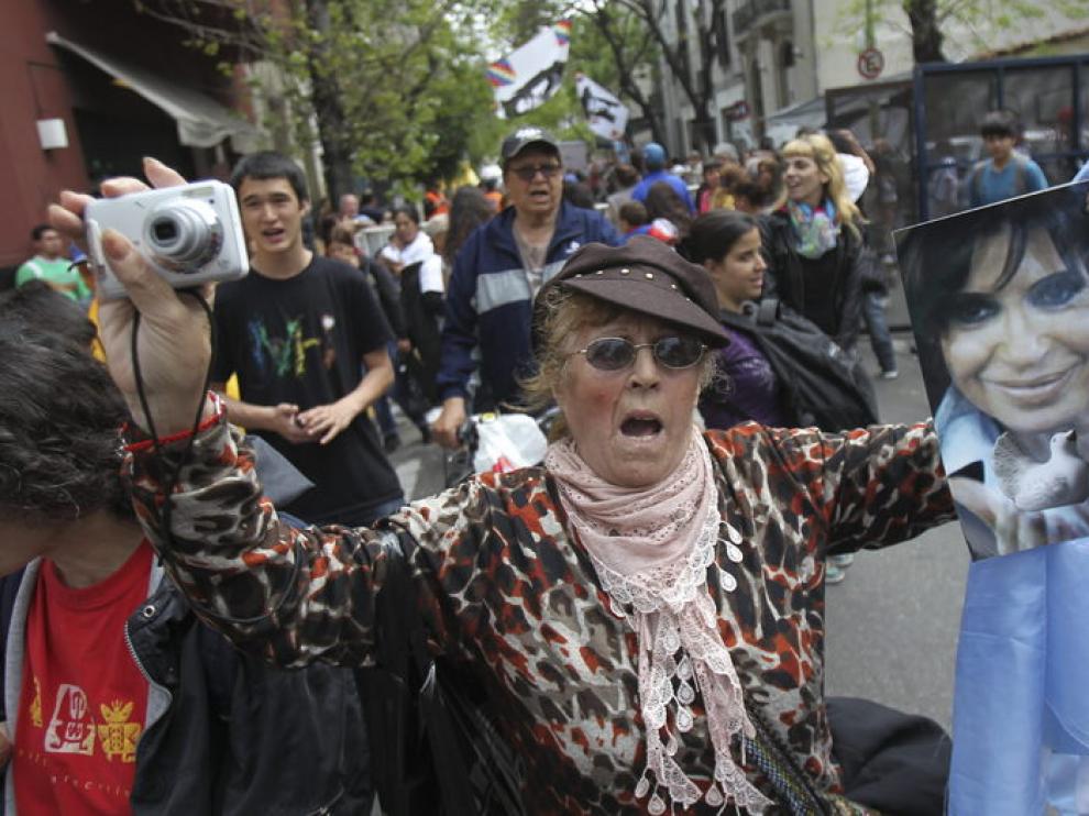 Seguidores de la presidenta a la salida del hospital