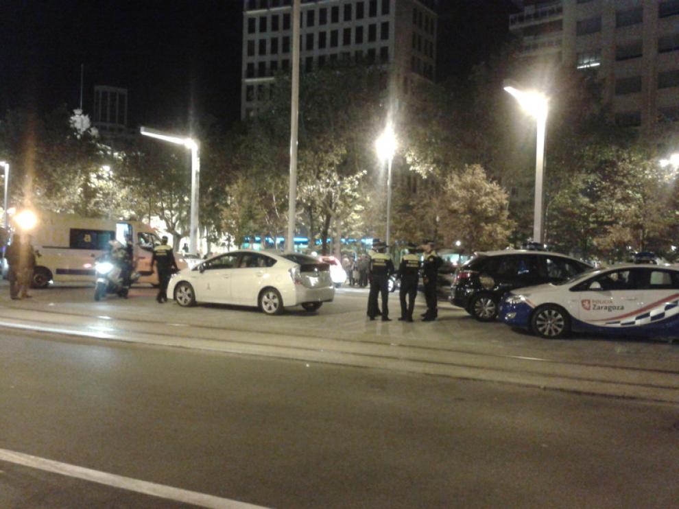 Varios vehículos de Policía en el lugar del suceso y una ambulancia