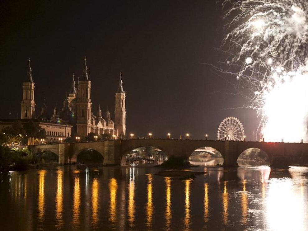 Imágenes de la traca que puso fin a las Fiestas del Pilar 2013