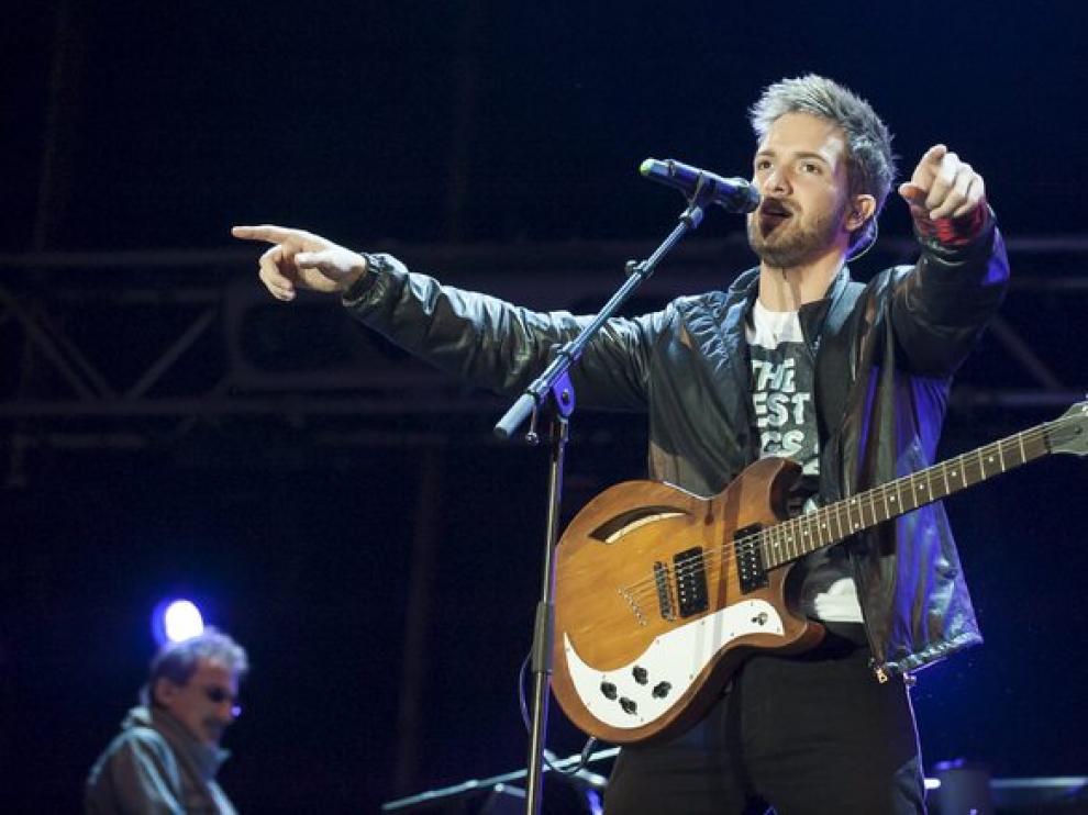 El malagueño Pablo Alborán congregó a miles de seguidores en la plaza del Pilar de Zaragoza.