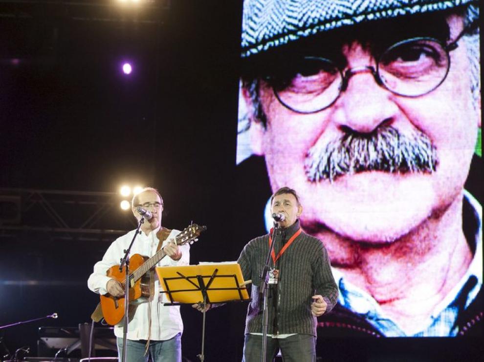 Joaquin Carbonell y Eduarno Paz cantando "Somos"