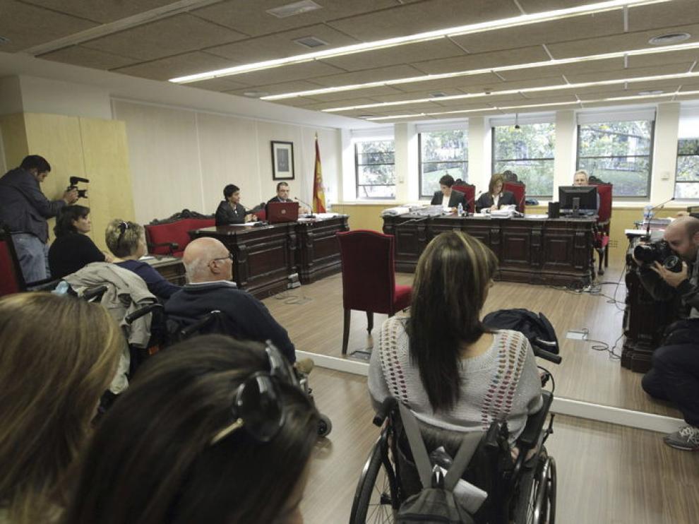 Muchos de los demandantes aistieron en silla de ruedas a los juzgados.