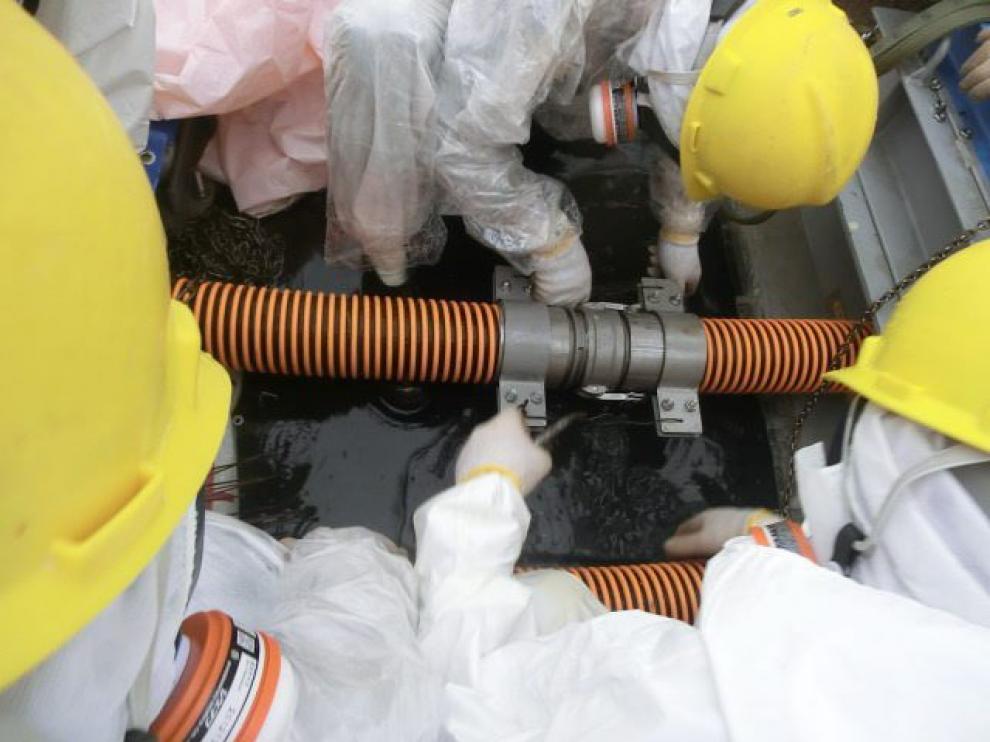 Trabajadores reparan una fuga de aguas de la Planta Nuclear Fukushima