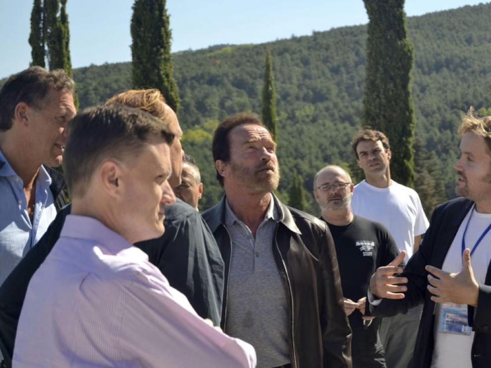Schwarzenegger, junto con el resto de la comitiva durante la visita
