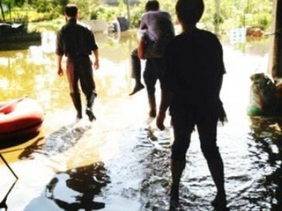 Foto en la que se ve al funcionario recorrer la aldea
