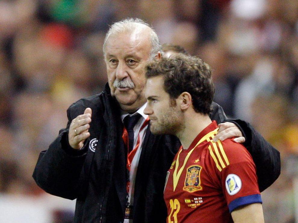 Del Bosque conversa con Mata durante un partido