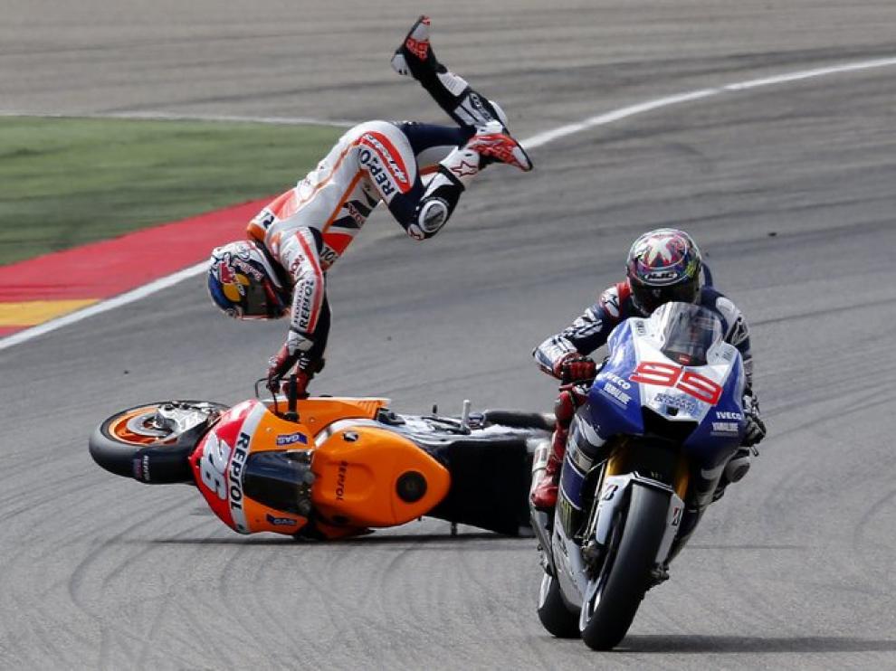 Pedrosa cae tras el toque con Márquez