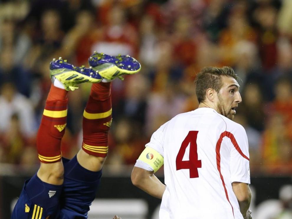Negredo, ante el defensa Guram Kashia