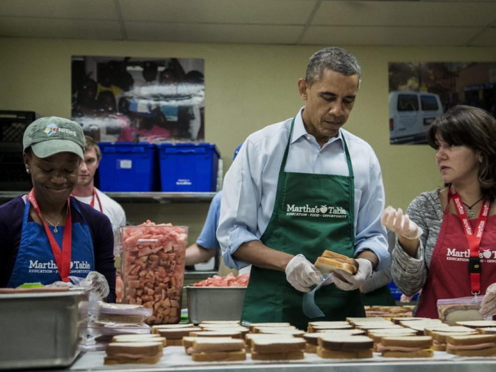Obama ayudó a preparar comida este lunes para empleados federales afectados por la paralización