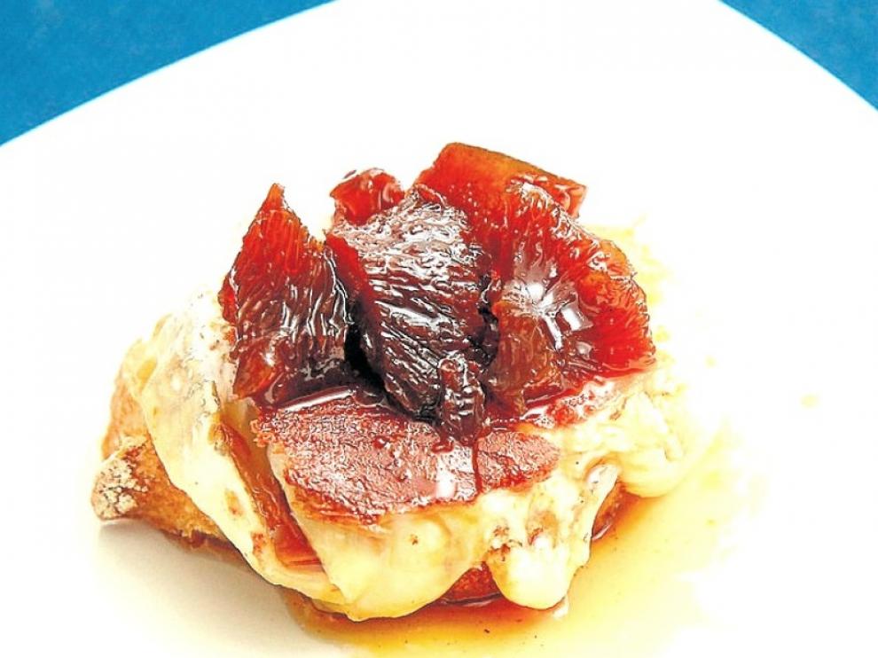 Tapa de queso de rulo de cabra con setas caramelizadas