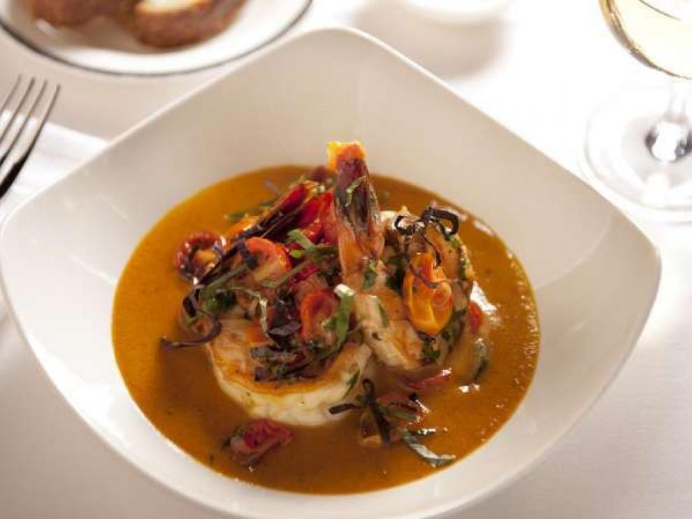 Salteado de gambas en confit de tomate amarillo
