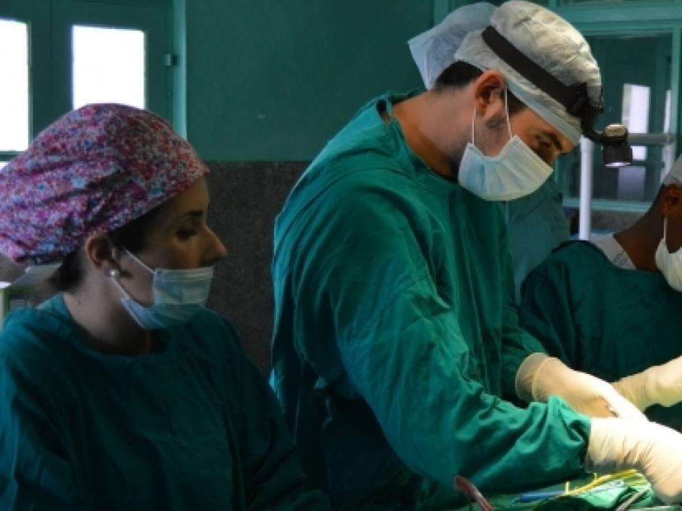 Operación en Zanzíbar, asistida por los personal médico del hospital zaragozano
