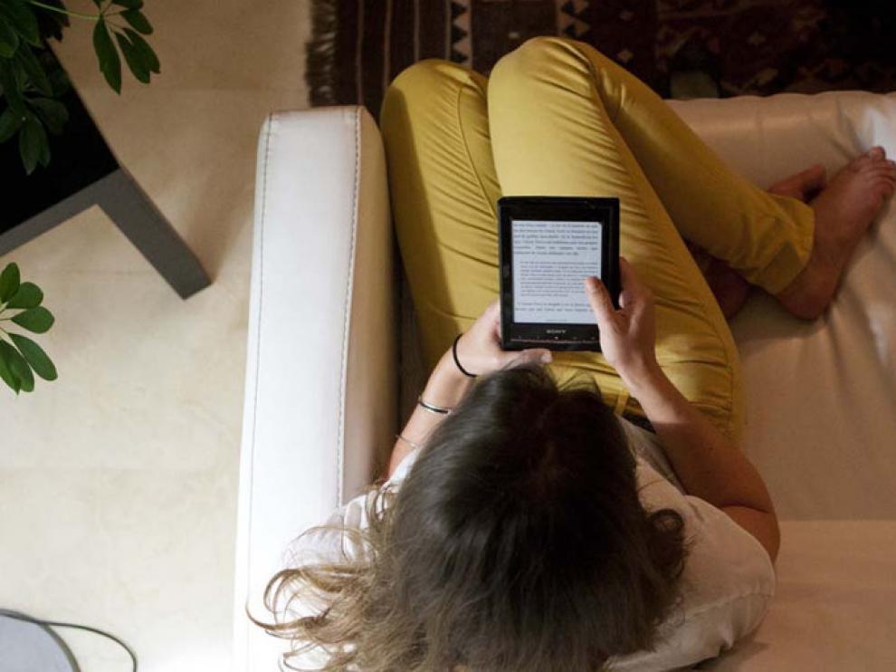 Joven leyendo un 'e-book'.