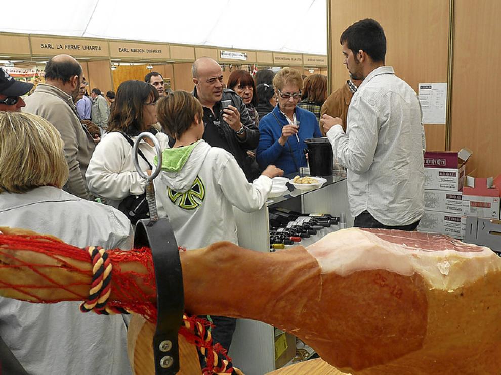 Uno de los expositores en la Feria de Otoño de Biescas del año 2011
