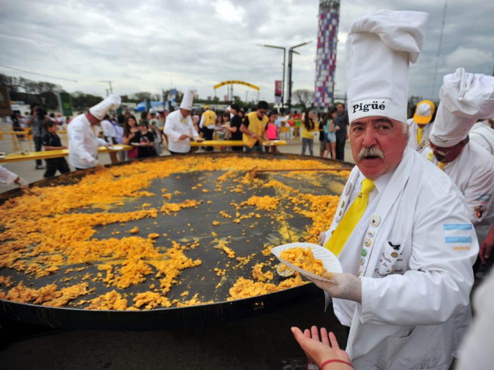 Una tortilla gigante abre el festival gastronómico Raíz en Argentina