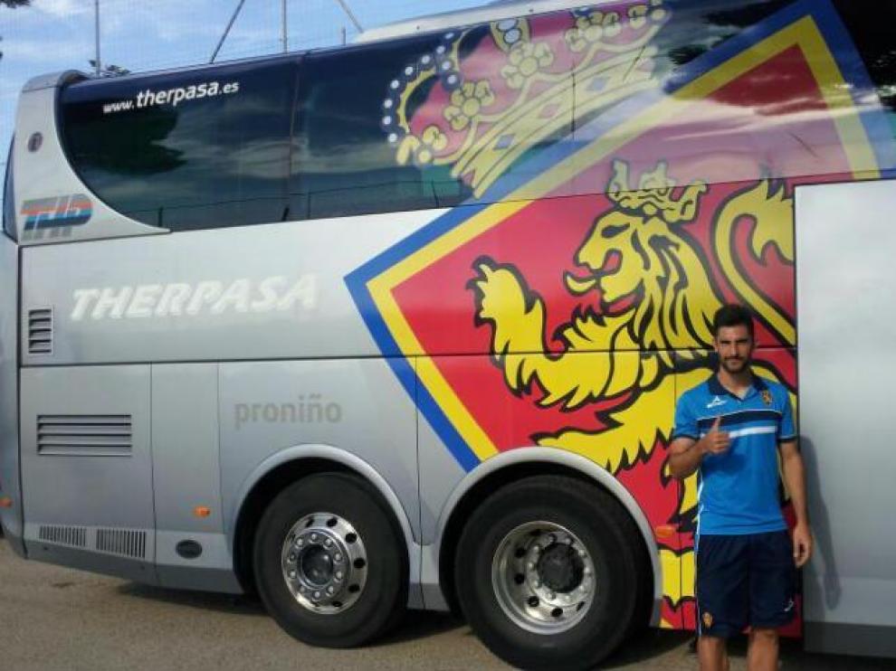 Álvaro posa ante el bus del Zaragoza antes de un viaje