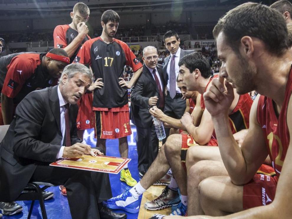 Abós da instrucciones a sus jugadores en el partido de Eurocup