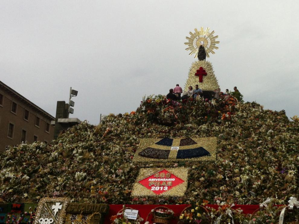 Imagen de la Virgen y el manto de flores en la plaza del Pilar