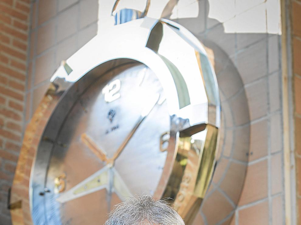Jesús Gazol junto al reloj de acero inoxidable y latón.