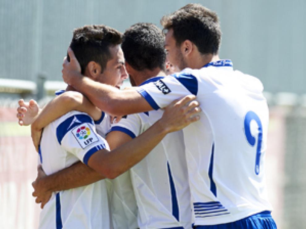 Los jugadores del Real Zaragoza B celebran un gol