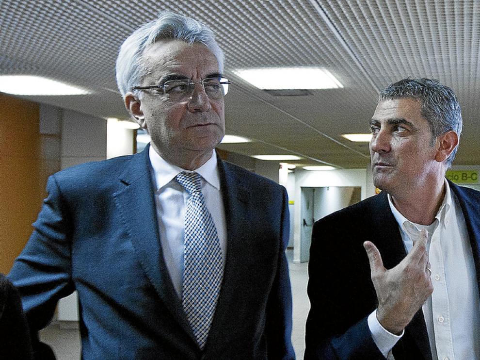El alcalde de Mallén, a la derecha, junto a su abogado