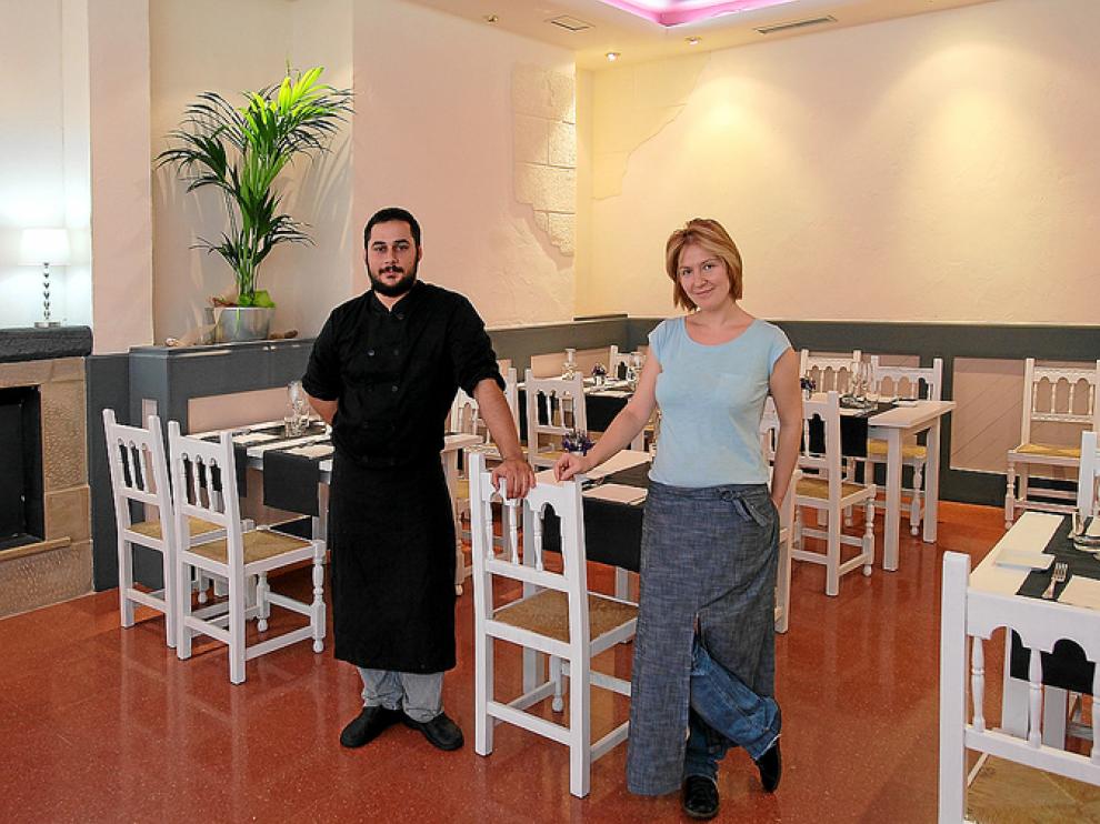 Aarón Chamarro y Esther Alonso, en la sala del restaurante Entre Libros y Pucheros, de Zaragoza