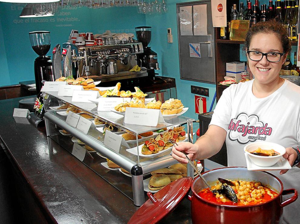 Gabriela Fajarda, en la barra de la taberna recién abierta en el Tubo zaragozano