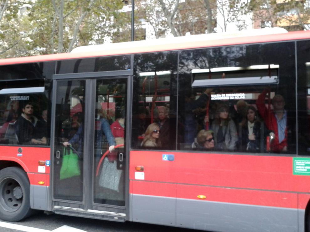 El 33 llega cargado al paseo de Sagasta en Zaragoza por la huelga de autobús