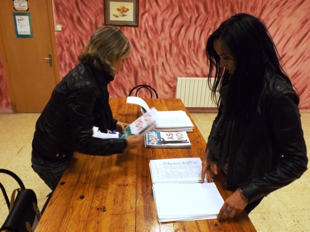 Ainhoa Labadía preparando la mesa de la oficina de atención al ciudadano