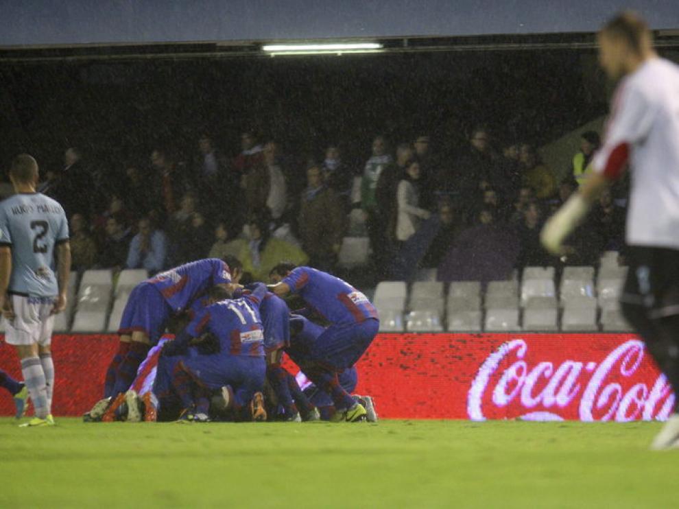 Los jugadores del Levante celebran el gol de Diop