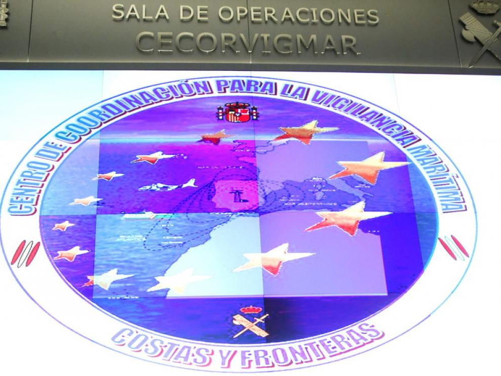 El Príncipe Felipe, acompañado por el ministro del Interior,Jorge Fernández Díaz,c-iz. y del director general de la Guardia Civil, Arsenio Fernández de Mesa