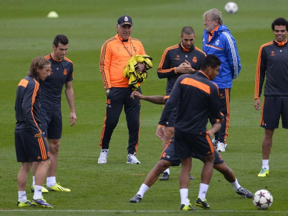 Ancelotti, rodeado de los jugadores del Real Madrid