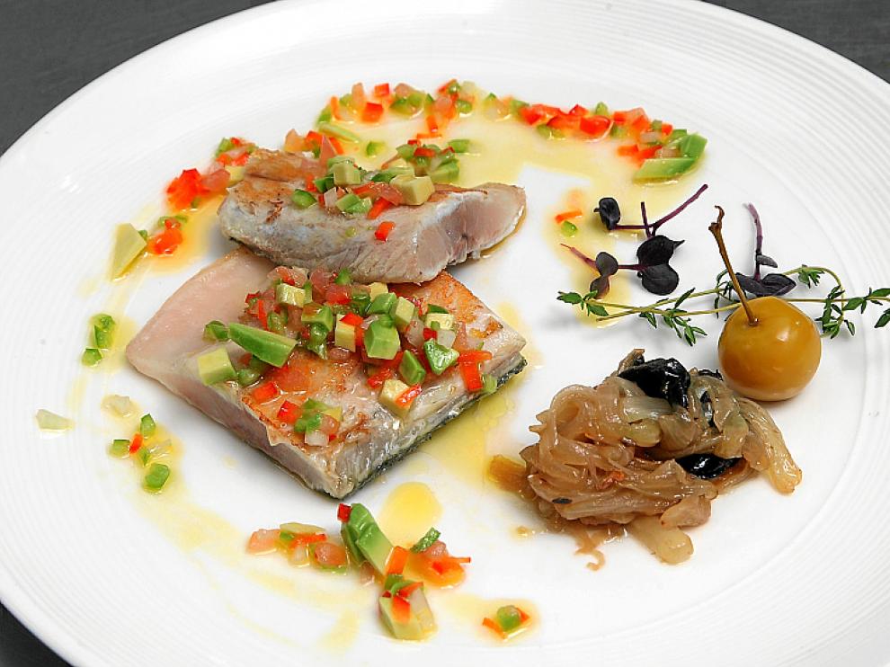 Dorada con vinagreta de aguacate y cebolla de Fuentes