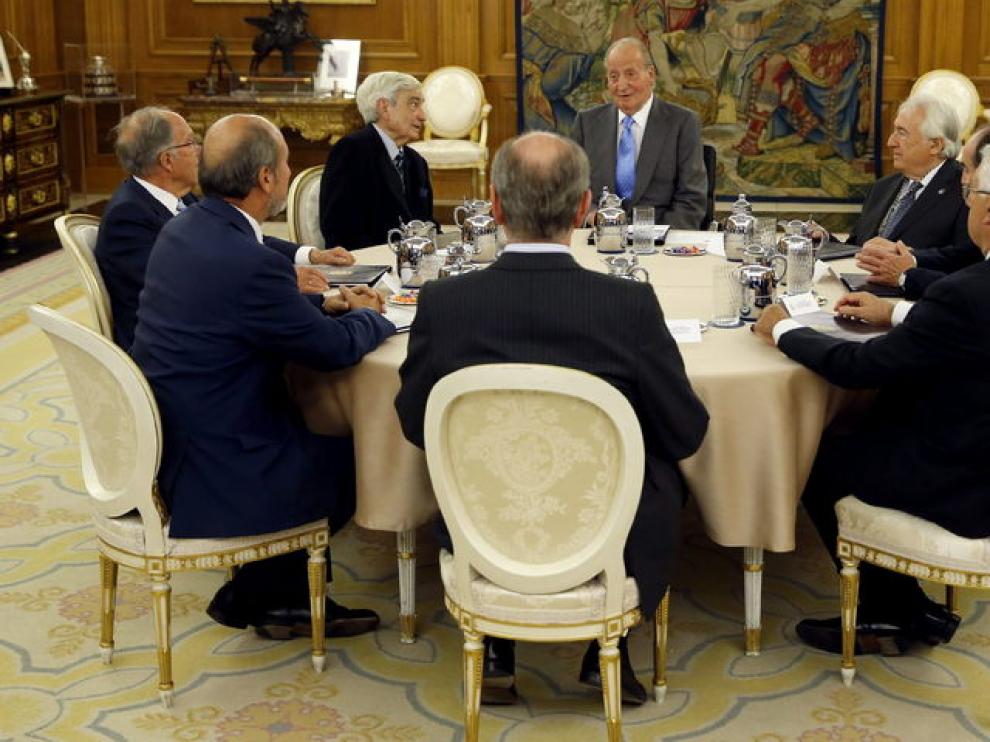 El Rey Juan Carlos recibió en audiencia en el Palacio de la Zarzuela a la Junta Rectora del Instituto de España
