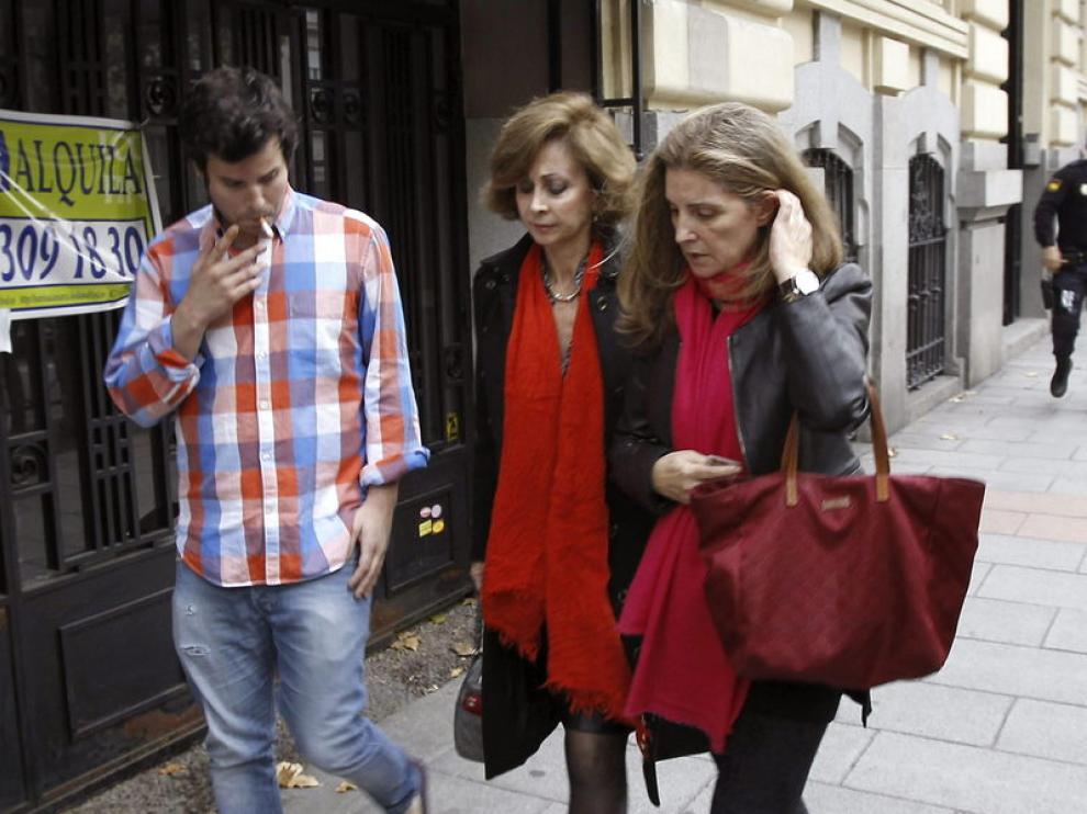 Guillermo Bárcenas (i), hijo del extesorero del PP Luis Bárcenas, su mujer, Rosalía Iglesias (d), y su abogada, María Dolores Márquez de Prado (c), este miércoles