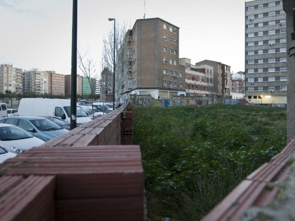 Solar donde estaba previsto ubicar el tanatorio, que se dedicará a aparcamiento