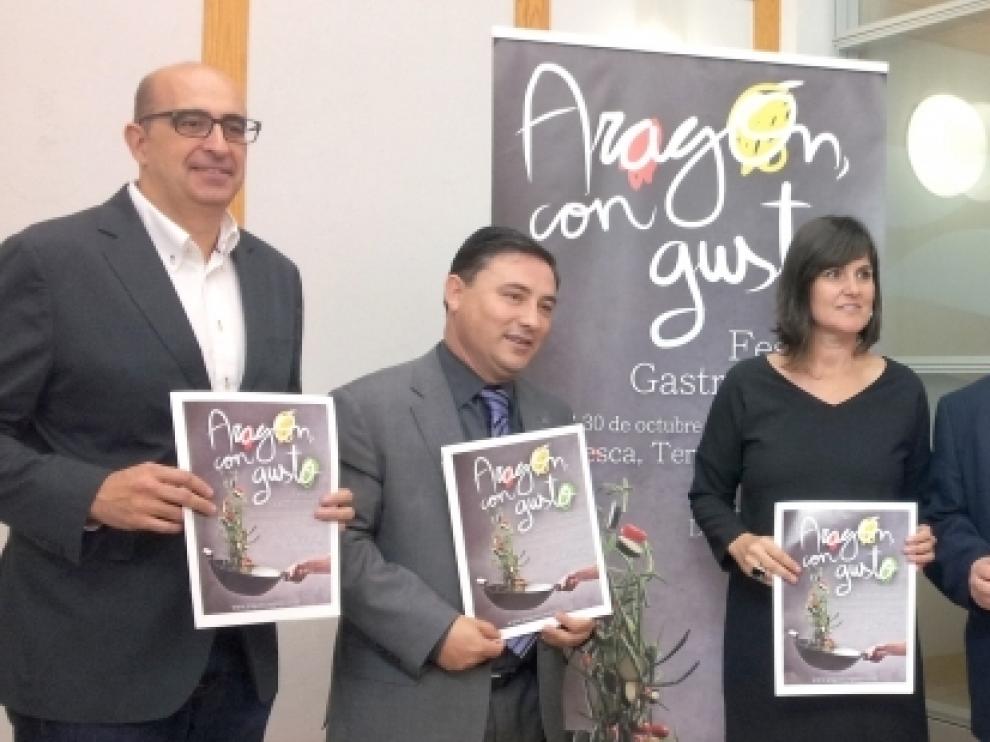 La directora General de Turismo, Elena Allué, y el presidente de la CEHTA, José Luis Yzuel, durante la presentación de 'Aragón con Gusto'