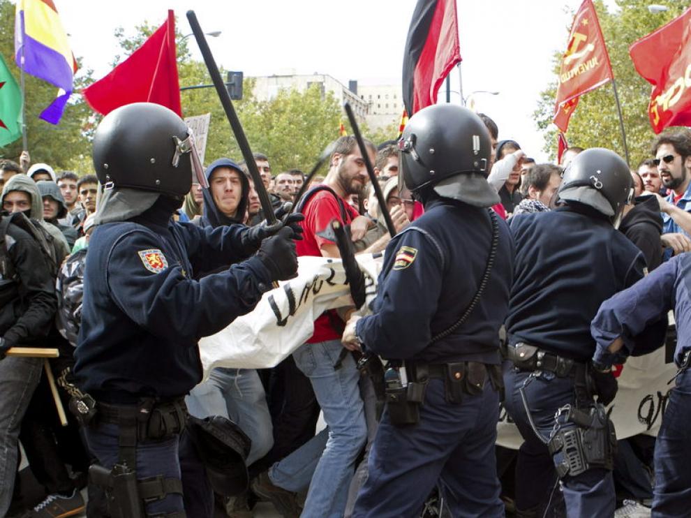 La Policía trata de evitar el avance de los manifestantes de la protesta de Educación que pretendían ir a una comisaría cercana a la Universidad