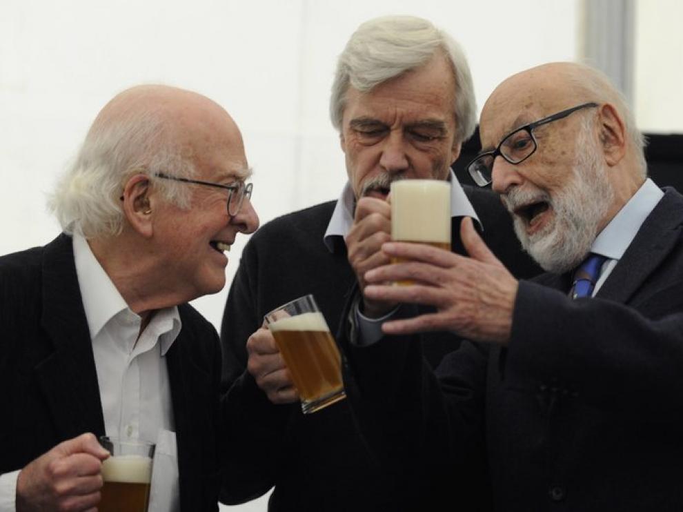 Los físicos Peter Higgs y François Englert brindando con cerveza en Oviedo