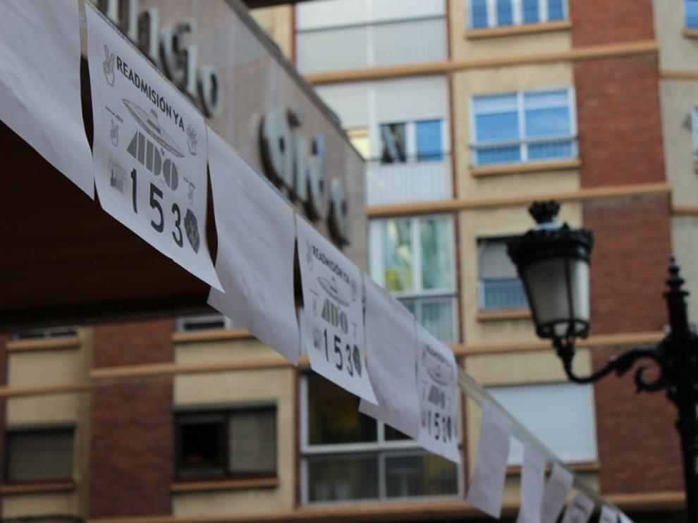 Carteles que recuerdan a los 153 despedidos a las puertas del SAMA