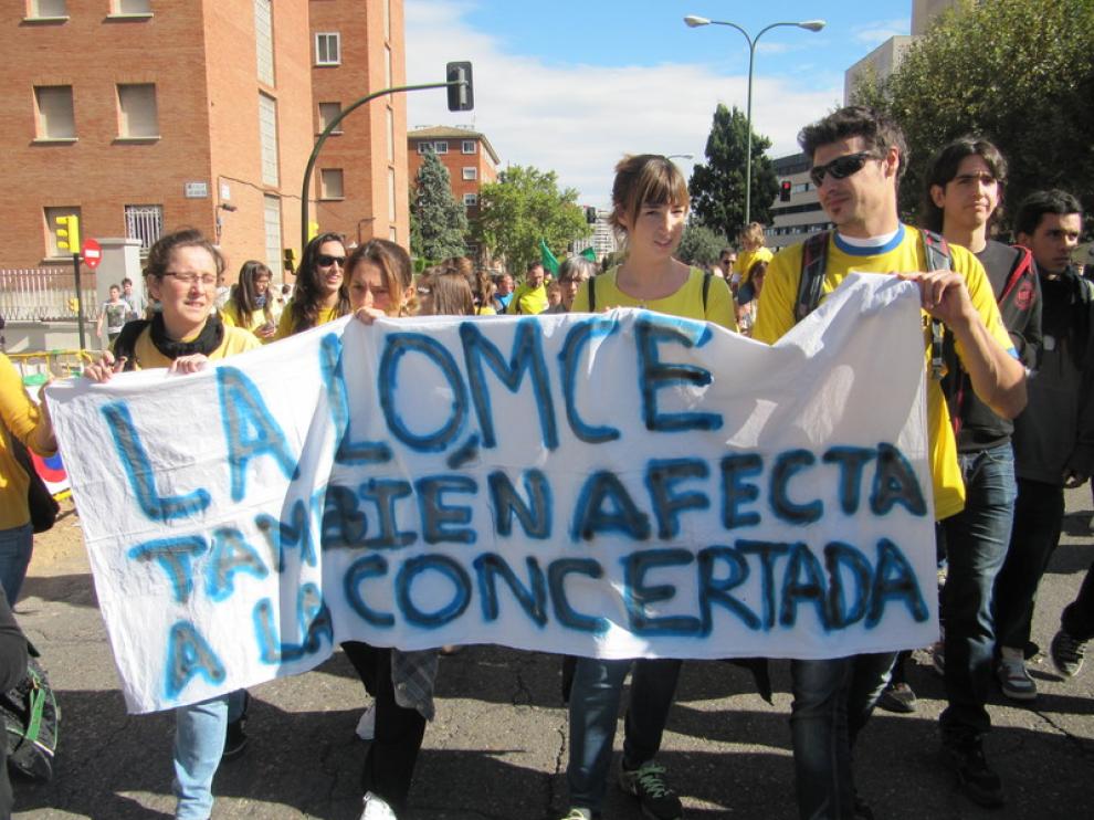 Manifestantes de la escuela concertada en la manifestación de por la mañana