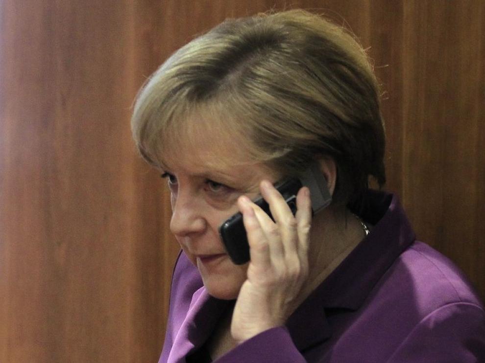 Angela Merkel hablando por teléfono