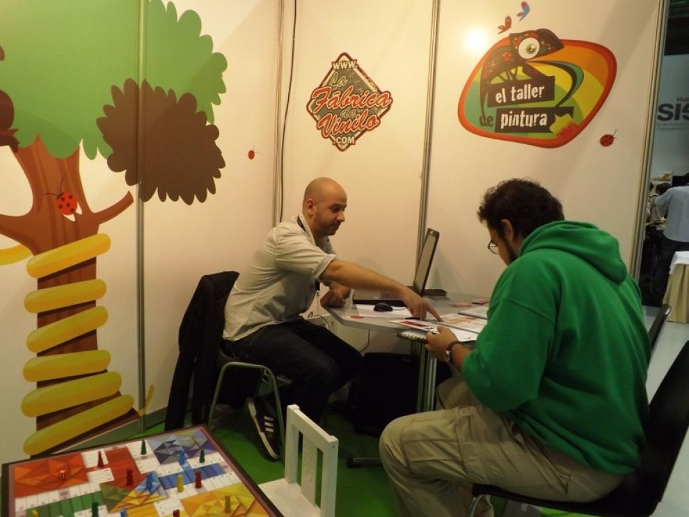 La Fábrica de Vinilo (Lorenzo Caudevilla con un cliente)