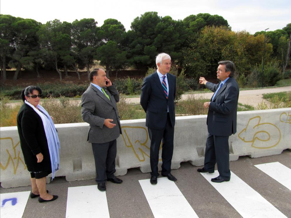 Suárez y Senao, junto a dos vocales de la Junta Municipal