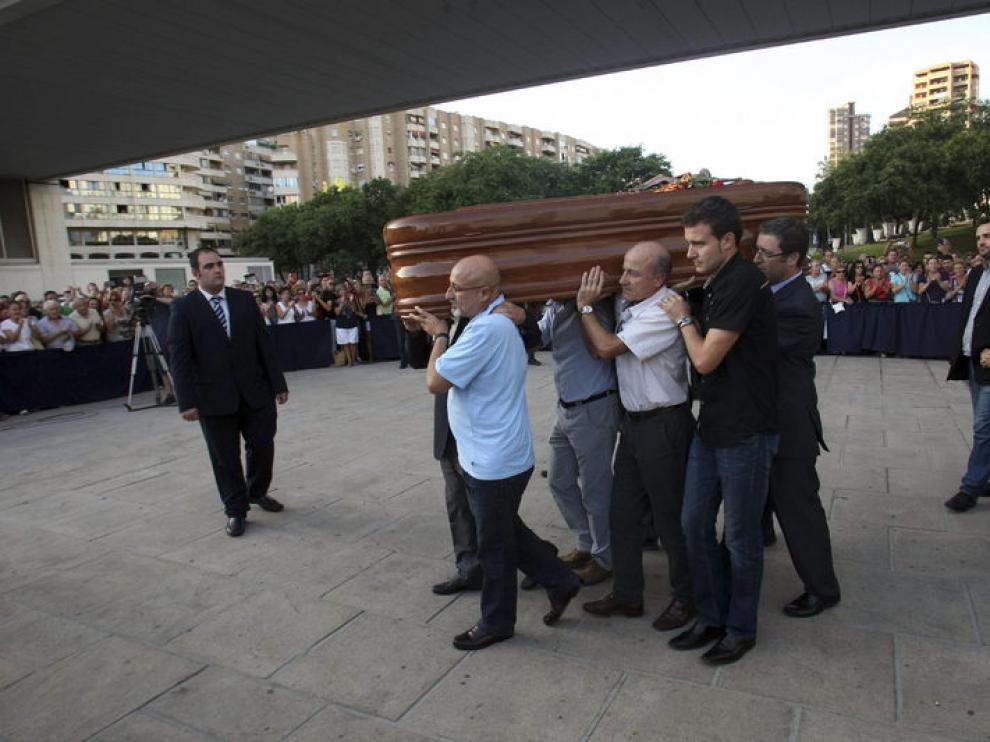Amigos y familiares de Escobar cargan el ataúd