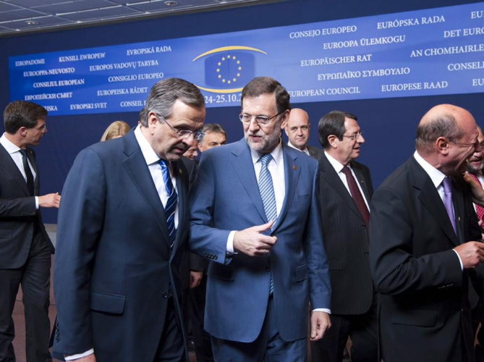Rajoy con el primer ministro griego en la cumbre de jefes de Estado en Bruselas