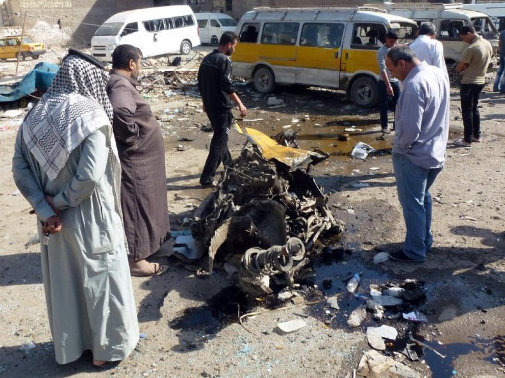 Restos de un coche bomba en Bagdad