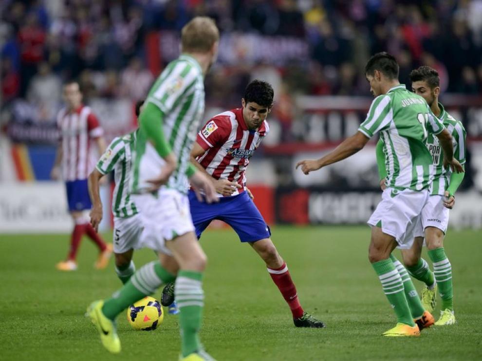Diego Costa controla el balón